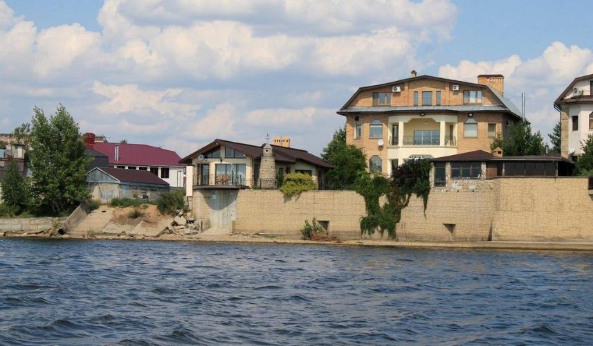 Жилые дома на берегу водоемов под угрозой сноса